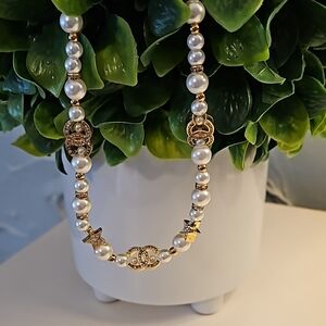 Elegant Pearl and Gold Necklace